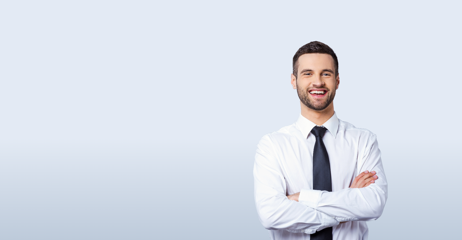 Porträt eines lächelnden Geschäftsmanns – professionelles Recruiting und Beratung zu Headhunter Kosten in Bayern.