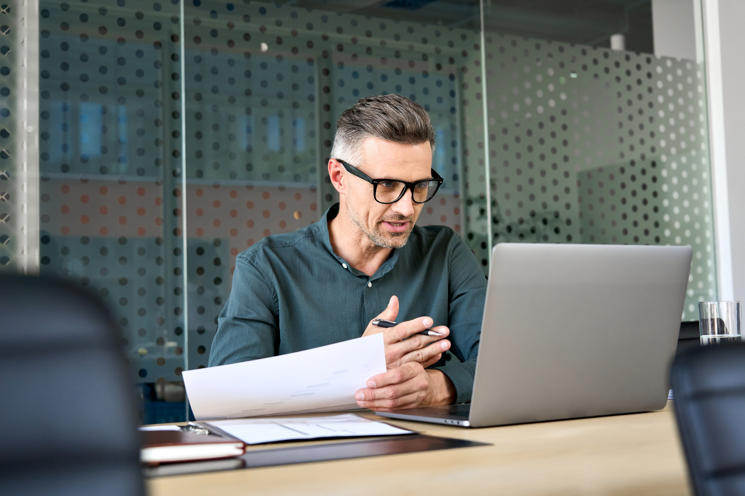 Ein Geschäftsmann führt ein Jobinterview