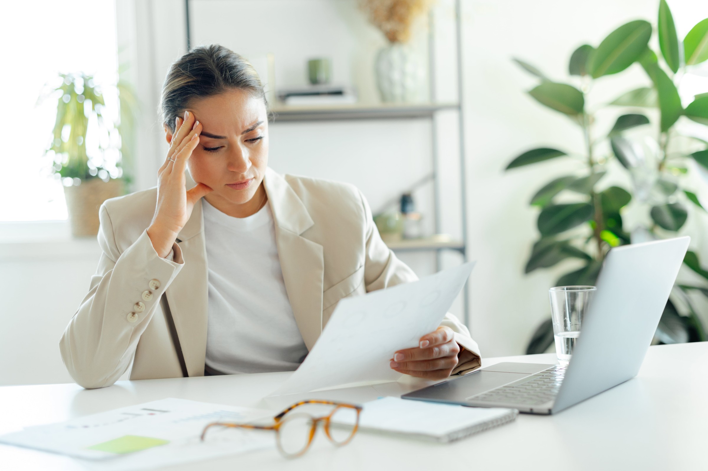 HR-Mitarbeiterin verzweifelt beim Recruiting von Fachkräften