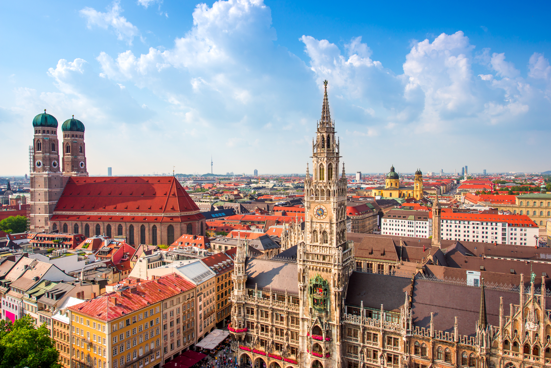 München Innenstadt mit Rathaus und Frauenkirche – Wirtschaftsstandort mit hoher Nachfrage nach Fachkräften