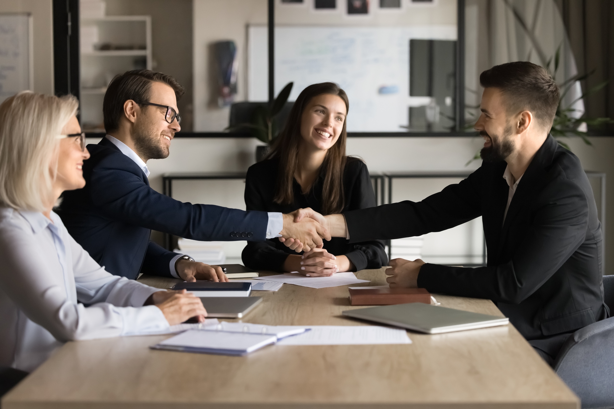 Erfolgreiche Personalvermittlung. Handschlag zwischen Unternehmen und Kandidat im Bewerbungsgespräch