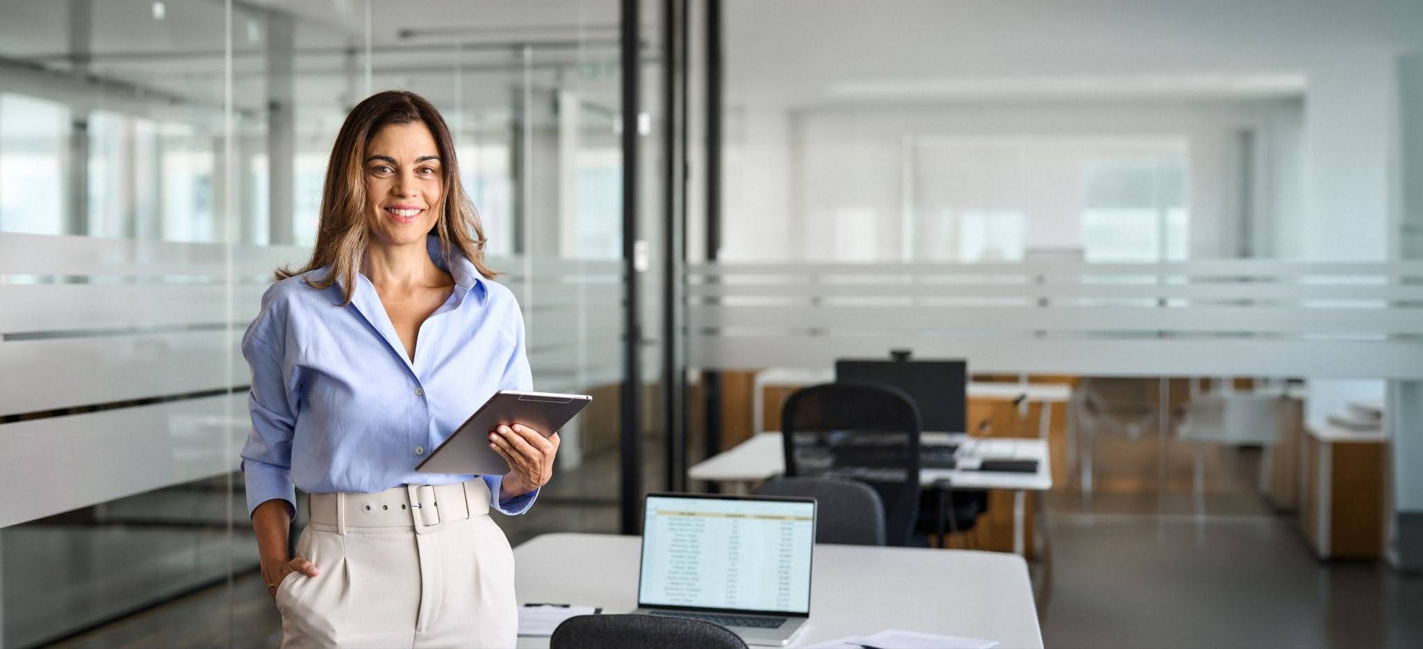 Headhunterin mit Tablet im Büro, professionelle Personalvermittlung