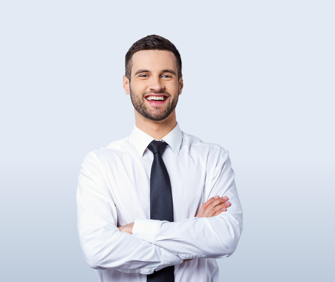 Porträt eines lächelnden Geschäftsmanns – professionelles Recruiting und Beratung zu Headhunter Kosten in Bayern.